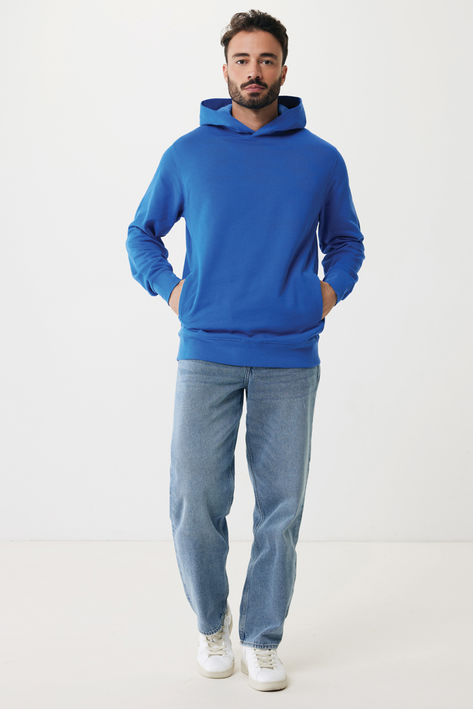 Homme portant sweat à capuche bleu et jean