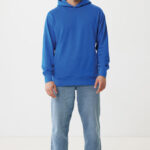 Homme portant hoodie bleu et jean clair