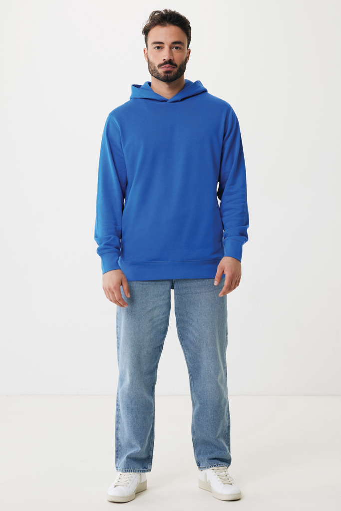 Homme portant hoodie bleu et jean clair