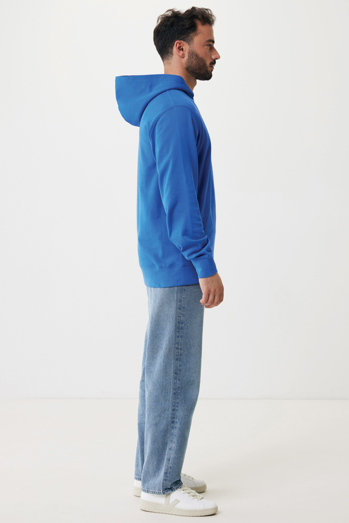 Homme de profil en hoodie bleu