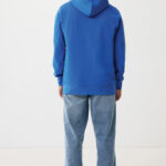 Homme de dos en sweat bleu à capuche