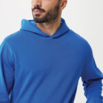 Homme portant un sweat à capuche bleu