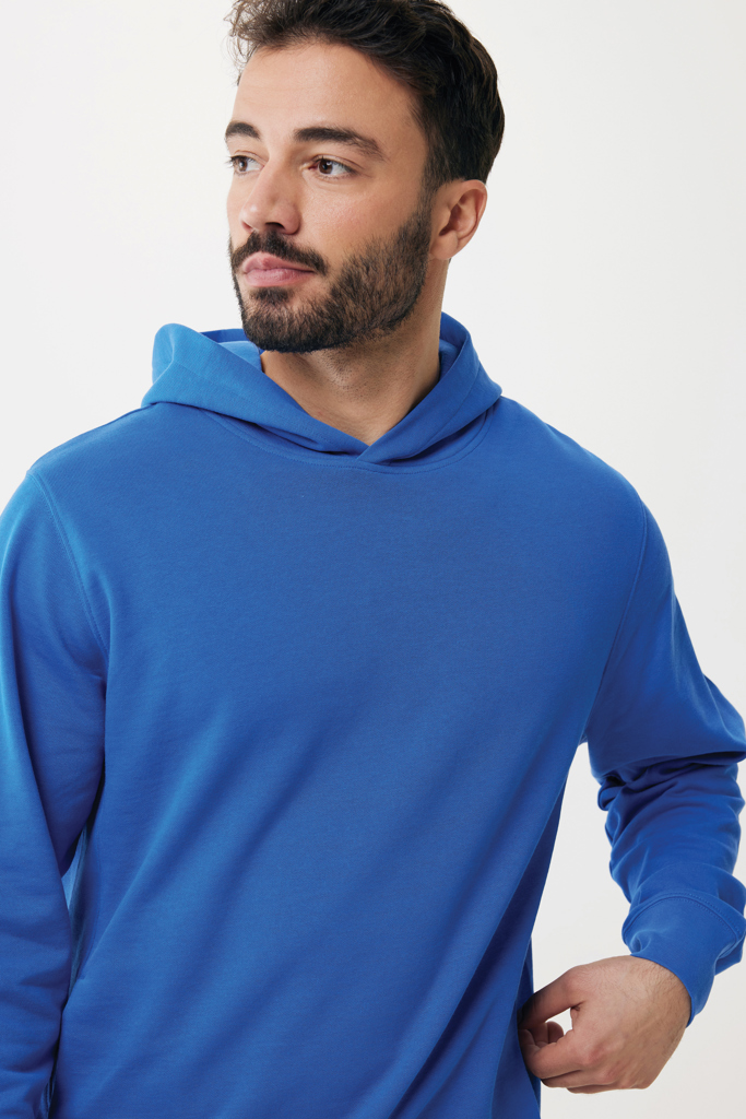 Homme portant un sweat à capuche bleu