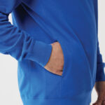 Sweat-shirt bleu avec main dans la poche