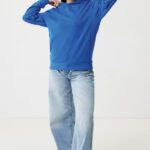 Femme en sweat bleu et jean large