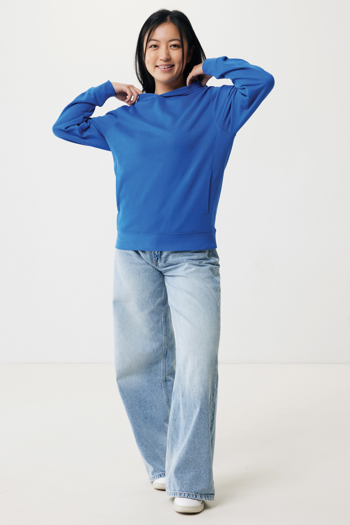 Femme en sweat bleu et jean large