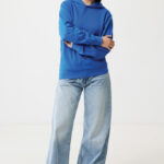 Femme souriante en hoodie bleu et jean large