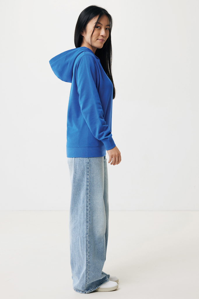 Femme en sweat bleu et jean large