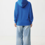 Dos d’une personne en sweat bleu et jean large