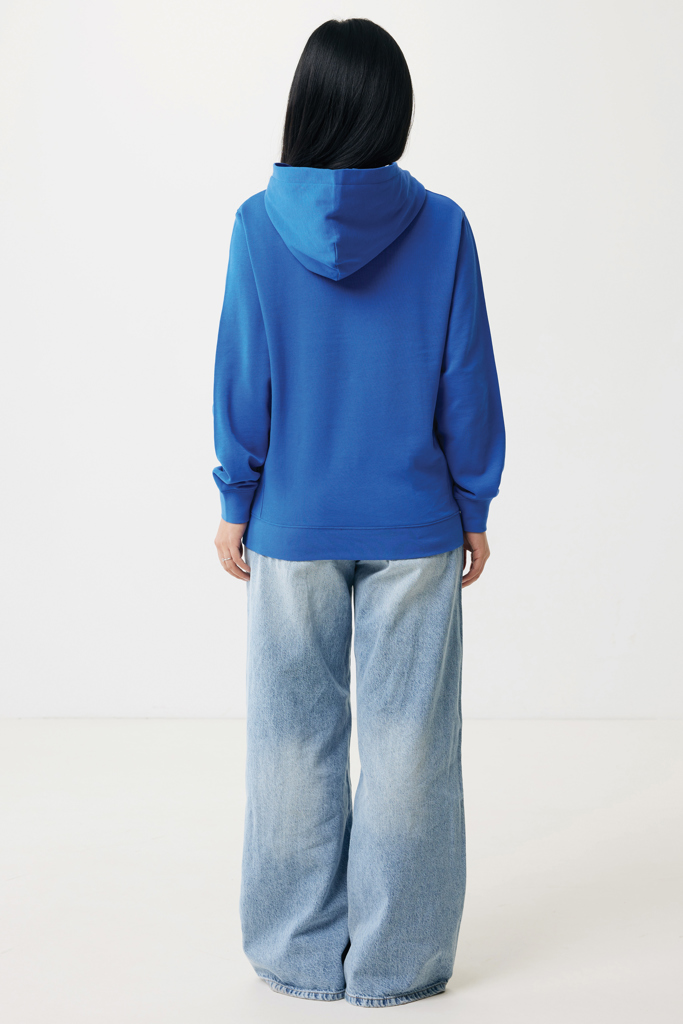 Dos d’une personne en sweat bleu et jean large