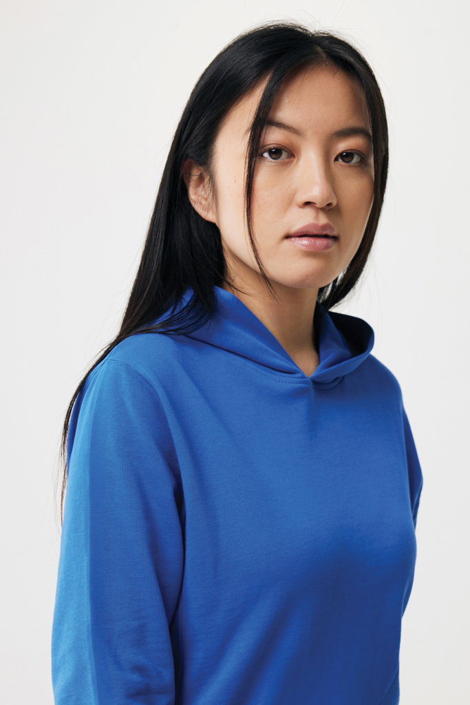 Jeune femme en sweat à capuche bleu