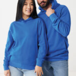 Couple portant sweats à capuche bleus assortis