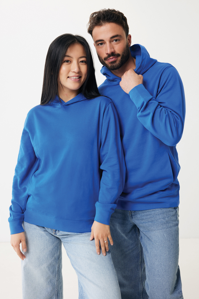 Couple portant sweats à capuche bleus assortis