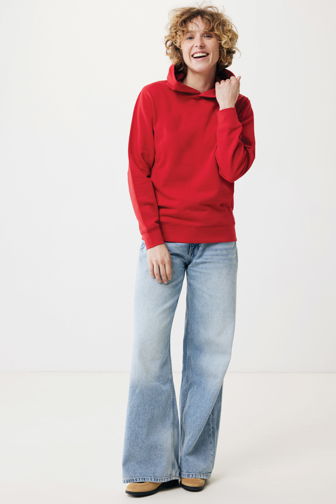 Femme souriante en sweat rouge et jean large