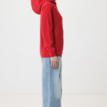 Personne en hoodie rouge et jean large