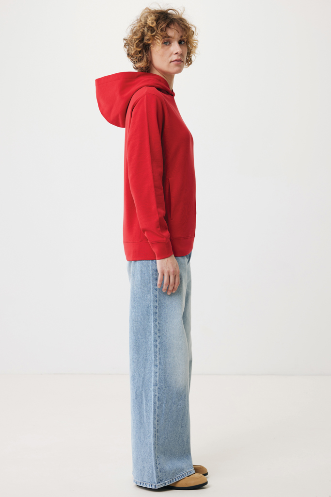 Personne en hoodie rouge et jean large