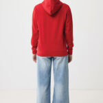 Personne de dos en sweat rouge et jean large