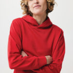 Femme en sweat rouge aux bras croisés