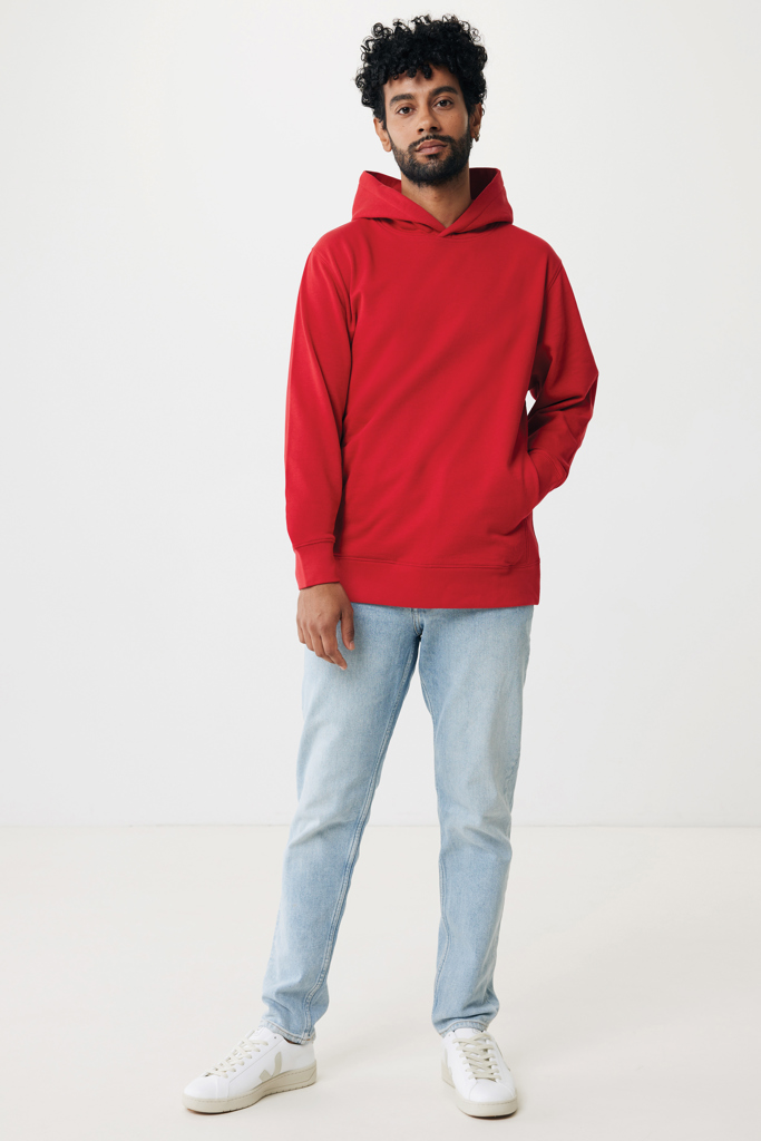 Homme portant sweat à capuche rouge et jean clair