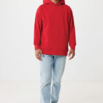 Homme portant sweat à capuche rouge et jean clair