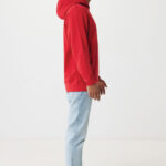 Homme en hoodie rouge de profil