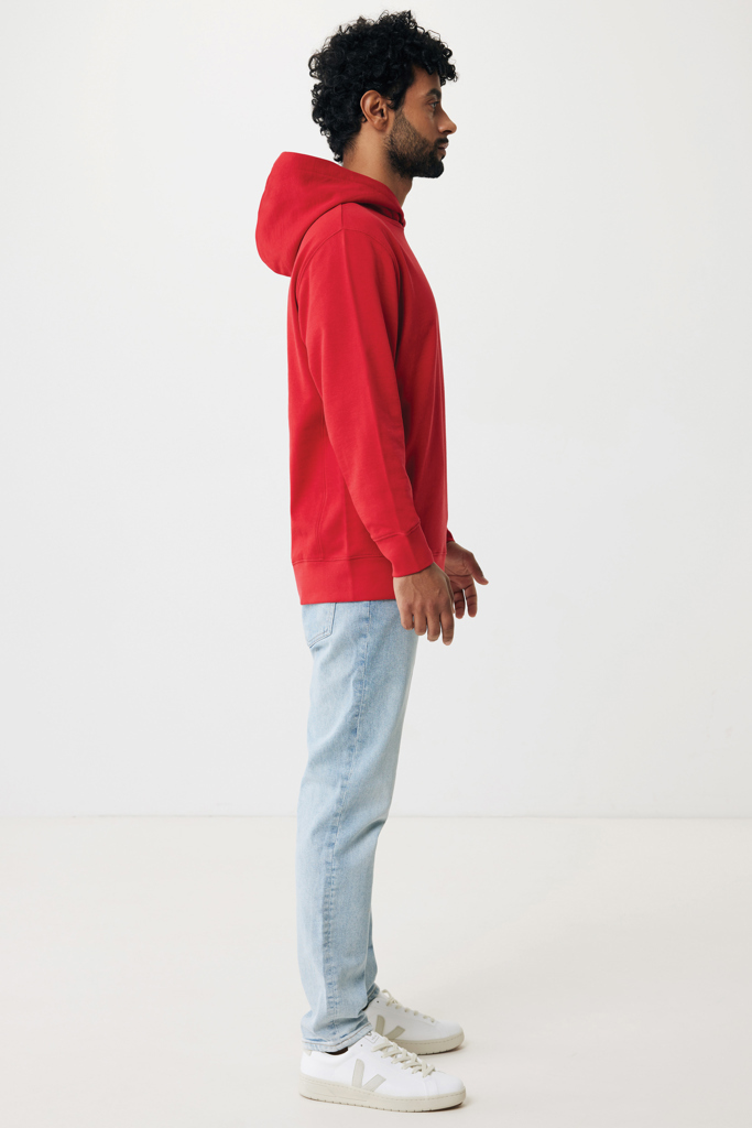 Homme en hoodie rouge de profil