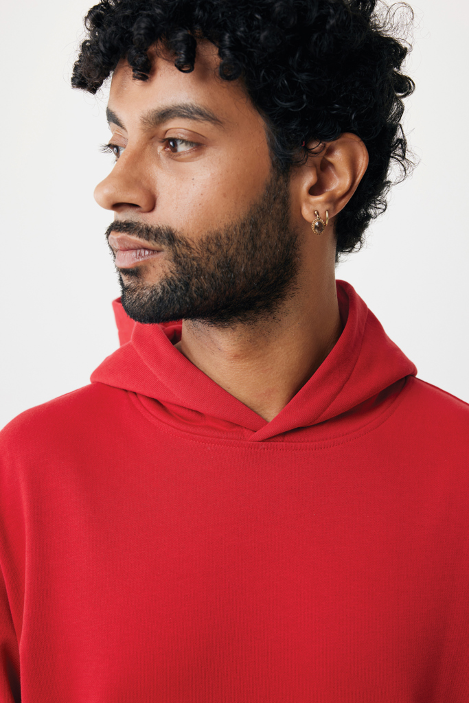 Homme en sweat à capuche rouge, profil