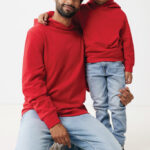 Père et fils en sweats rouges assortis