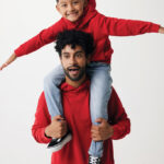 Père portant son fils sur ses épaules