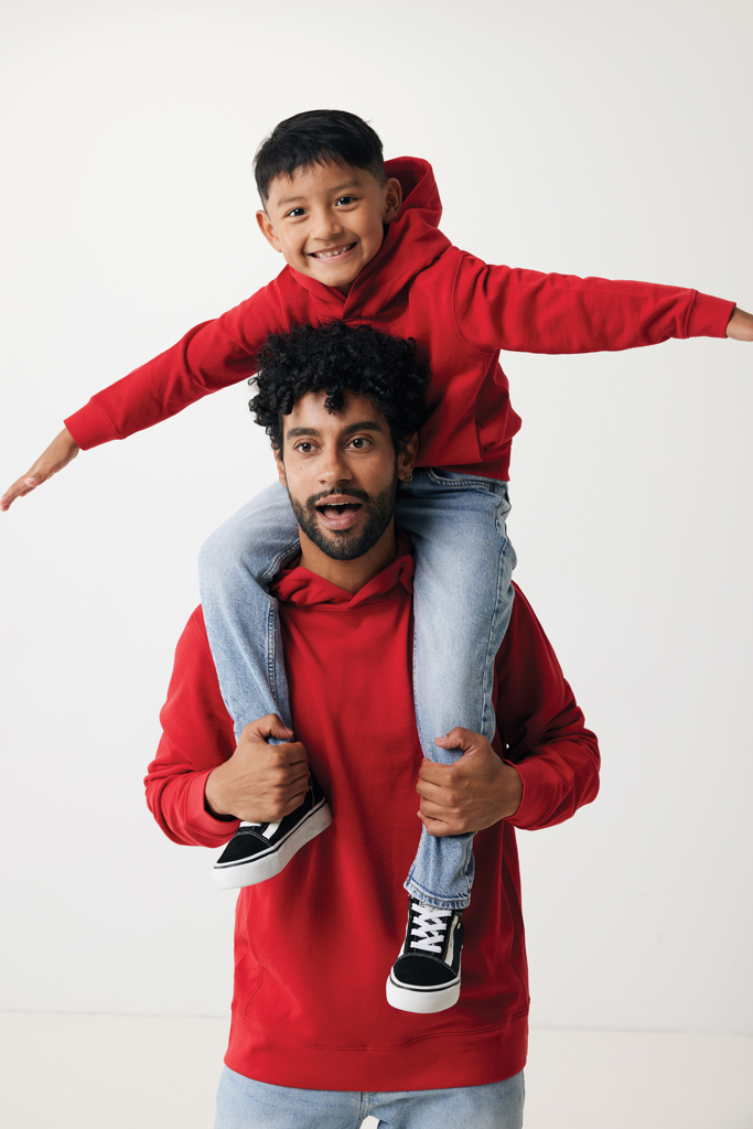 Père portant son fils sur ses épaules