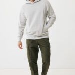 Homme portant hoodie gris et pantalon cargo vert