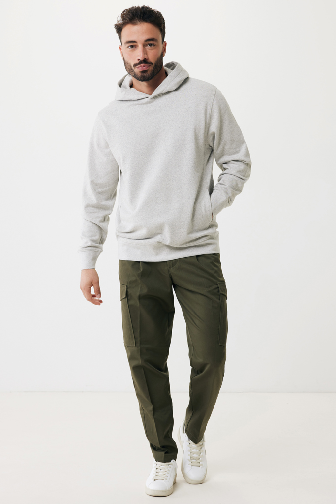 Homme portant hoodie gris et pantalon cargo vert