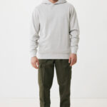 Homme portant hoodie gris et pantalon cargo vert