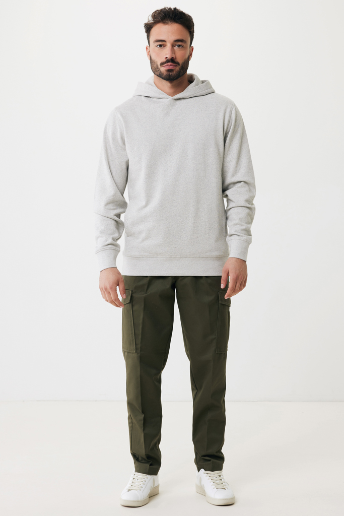 Homme portant hoodie gris et pantalon cargo vert