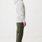 Homme de profil en hoodie gris et cargo vert