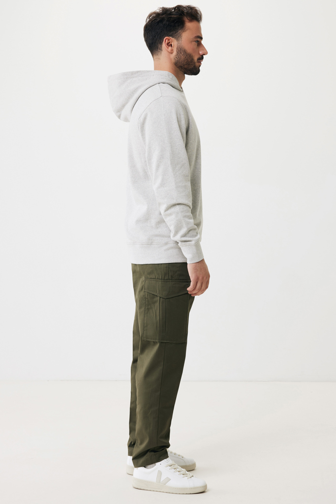 Homme de profil en hoodie gris et cargo vert