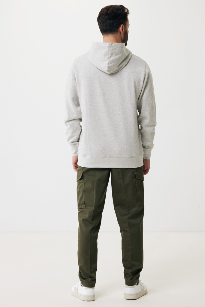 Homme portant hoodie gris et pantalon cargo vert
