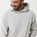 Homme souriant portant un sweat à capuche gris