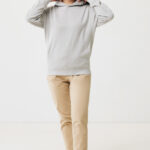 Femme souriante en sweat gris et pantalon beige