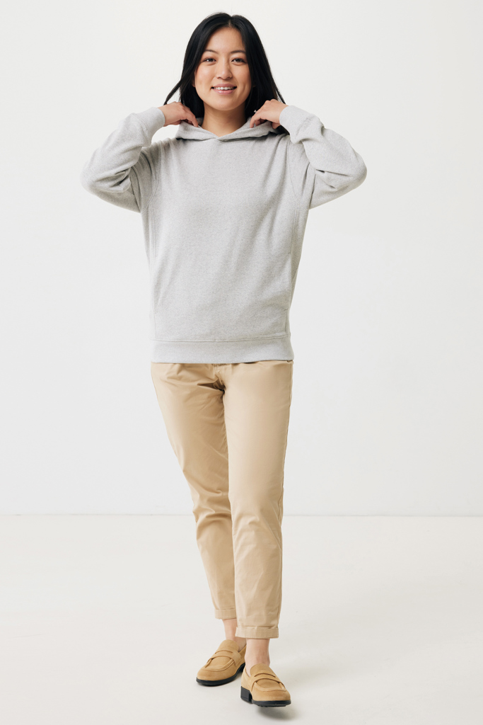 Femme souriante en sweat gris et pantalon beige