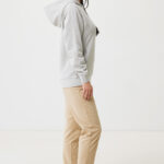 Femme en profil portant sweat gris et pantalon beige