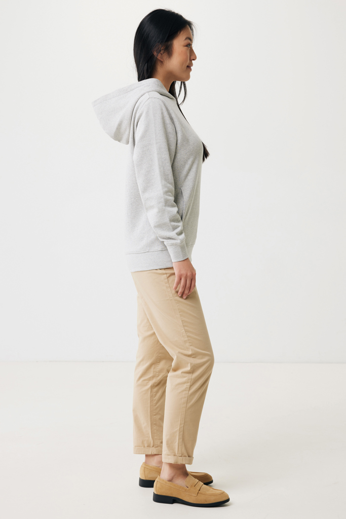 Femme en profil portant sweat gris et pantalon beige