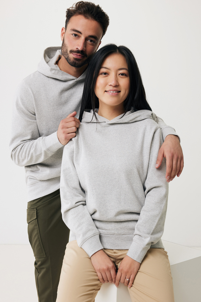 Couple portant des sweats à capuche gris