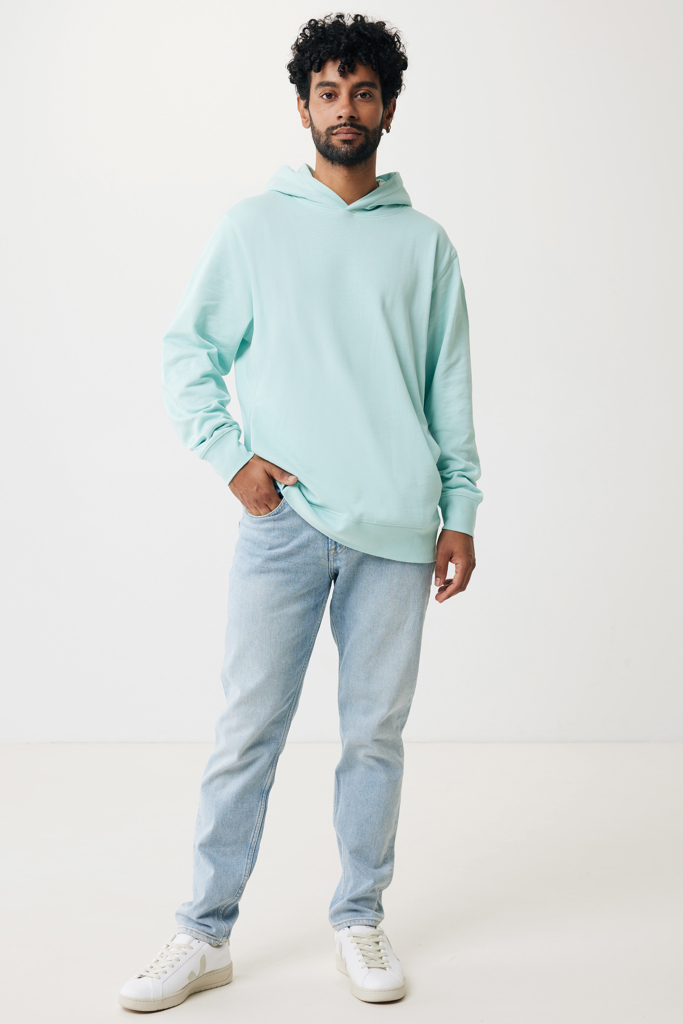 Homme en hoodie vert menthe et jean clair
