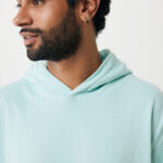 Homme barbu en hoodie vert clair, profil