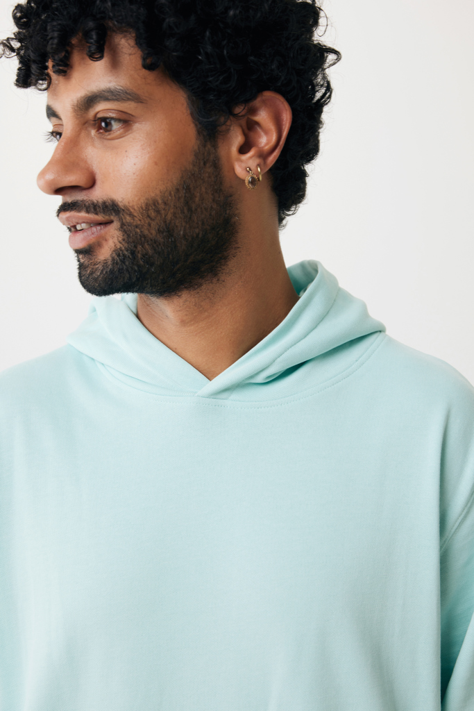 Homme barbu en hoodie vert clair, profil