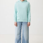Femme souriante en hoodie vert et jean large