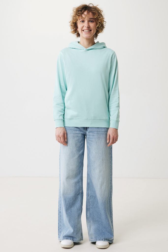Femme souriante en hoodie vert et jean large