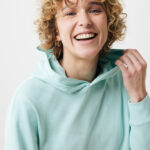 Femme souriante en sweat vert menthe