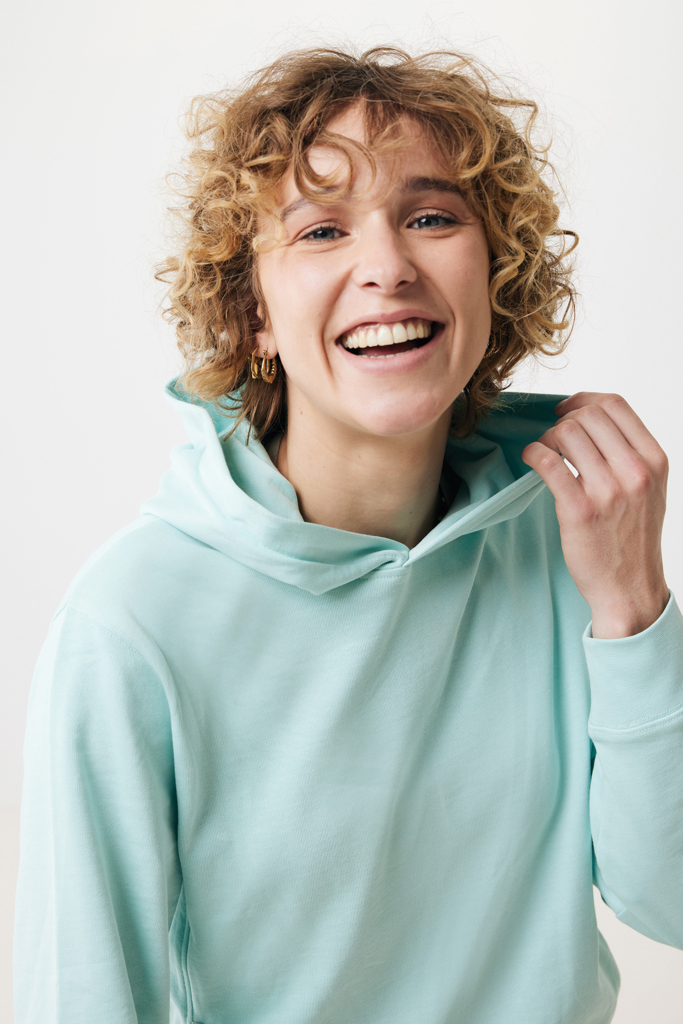 Femme souriante en sweat vert menthe